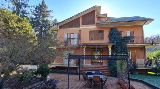 Foto Villa a schiera in Via Cona del Monte 23, Gavignano di 280 m² all'asta