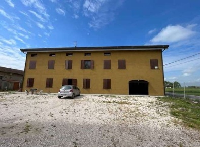 Foto Case indipendenti in Via Zambone, Quistello di 706 m² con 16 locali