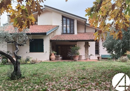 Foto Villa unifamiliare a Montale di 240 m² con 6 locali in vendita