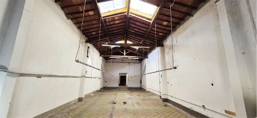 Foto Magazzino a Prato di 220 m² con 2 locali in affitto