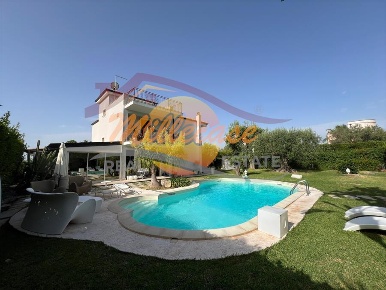 Foto Villa unifamiliare a Siracusa Gelone - Cadorna di 265 m² con 7 locali