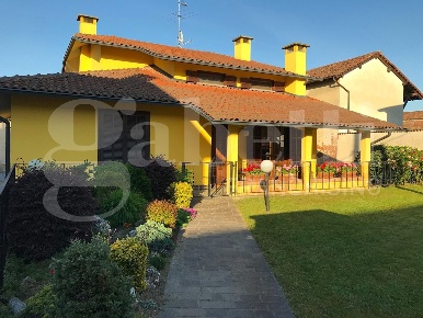 Foto Villa singola in Via vittorio veneto 131, Alagna di 280 m² in vendita