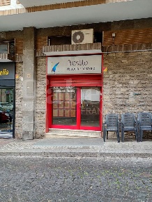 Foto Negozio in Via Pasquali 7, Benevento Centro Storico di 35 m²