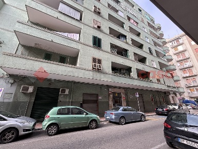 Foto Negozio in Via G. Giovine 2, Taranto Tre Carrare di 32 m² con 1 locali