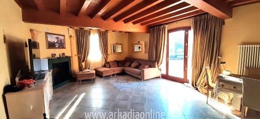 Foto Villa bifamiliare a Fiorenzuola d'Arda di 179 m² in vendita