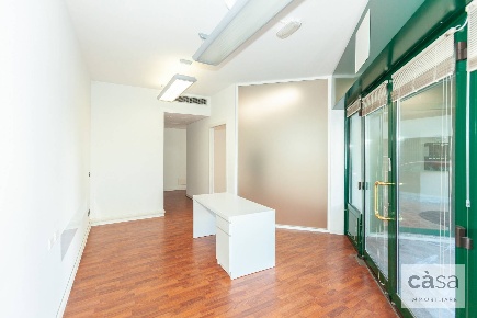 Foto Locale commerciale in Via Ulisse Merini, Varese di 110 m² con 3 locali