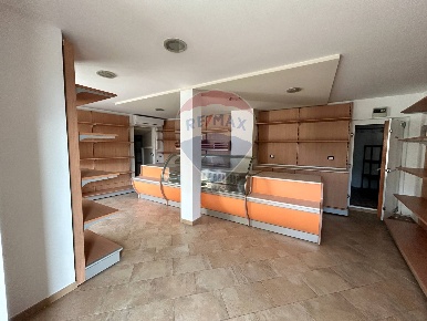 Foto Locale commerciale a Sovere Centro di 108 m² con 4 locali in vendita