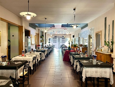 Foto Locale commerciale a Darfo Boario Terme Centro di 443 m² con 5 locali