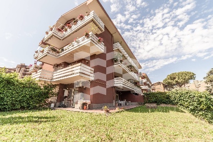 Foto Appartamento in Via Ildebrando Vivanti, Roma Mostacciano di 197 m²