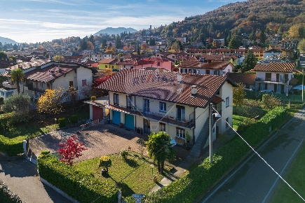 Foto Casa indipendente in Via P. Bozzolo, Marchirolo Centro di 314 m²