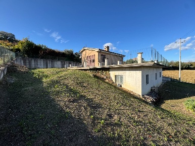 Foto Casa indipendente a Fermo di 320 m² con 6 locali in vendita