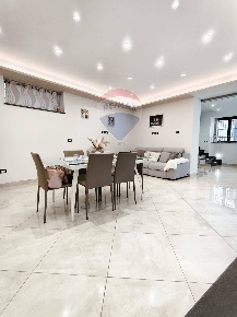 Foto Casa indipendente in via porto salvo, Acireale di 200 m² con 6 locali