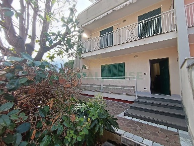 Foto Villa a schiera in VIA R. Bonghi, Caserta Tuoro di 140 m² con 5 locali