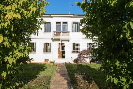 Foto Villa unifamiliare in Via General Emanuele del Prà, Treviso di 295 m²