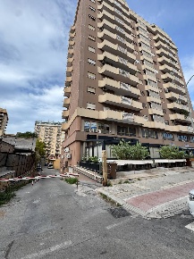 Foto Box in Via Salvatore Puglisi, Palermo Montepellegrino di 236 m²