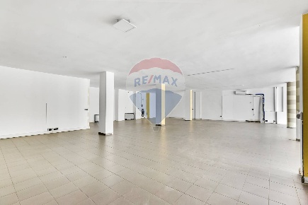 Foto Ufficio in Via Montello, Melzo di 218 m² con 1 locali in affitto