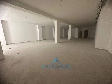 Foto Locale commerciale a Napoli Secondigliano di 380 m² con 2 locali