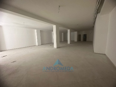 Foto Locale commerciale a Napoli Secondigliano di 500 m² con 3 locali