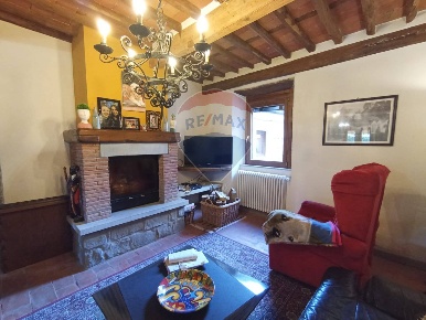 Foto Rustico a Bagni di Lucca di 283 m² con 15 locali in vendita