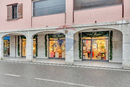 Foto Negozio in via vittorio veneto, Vignate Centro di 100 m² con 2 locali