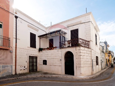 Foto Appartamento in Via G. Martino, Bari Coreggia di 130 m² con 5 locali