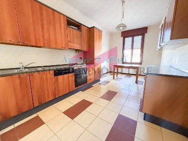 Foto Appartamento in Piazza Libertà, Castelmassa di 292 m² con 9 locali
