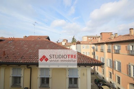 Foto Appartamento in Via Belli, Pavia Centro Storico di 118 m² con 4 locali