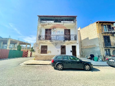 Foto Casa indipendente in Via Vincenzo Bellini, Terrasini Centro di 200 m²
