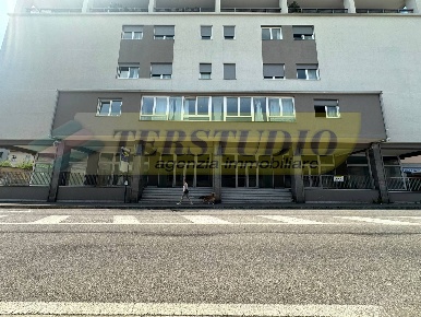Foto Negozio in Via Ginevrina da Fossano, Cantù Semicentro di 350 m²