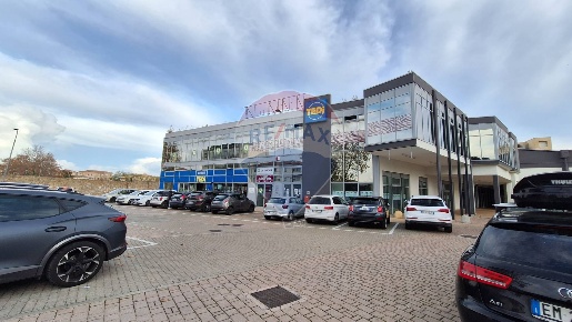 Foto Locale commerciale a Pescara Tiburtina di 380 m² in affitto