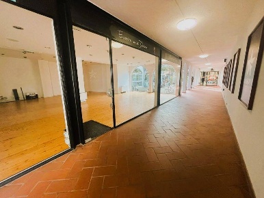 Foto Locale commerciale in Via Vittorio Veneto, Luino Centro di 170 m²
