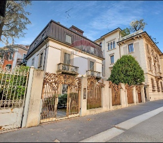 Foto Villa singola a Milano Arco della Pace di 449 m² con 12 locali