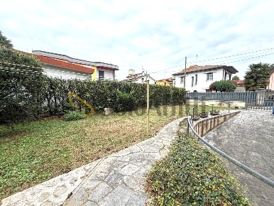 Foto Appartamento in Via Papa Giovanni XXIII 1, Albiate di 111 m²