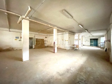 Foto Locale commerciale a Giugliano in Campania Colonne - San Vito