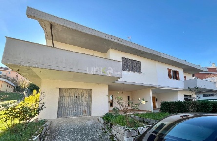 Foto Appartamento in Via Giuseppe Uncini snc, Jesi Centro di 280 m²