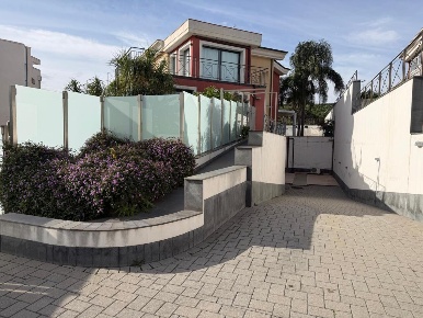 Foto Villa unifamiliare a Acireale di 200 m² con 5 locali in vendita