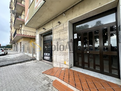 Foto Locale commerciale in Via Lungomare Stefano Pugliese 31, Catanzaro