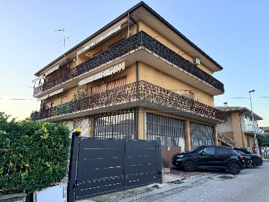 Foto Appartamento in zona valle, Montecchio Maggiore di 95 m² con 5 locali
