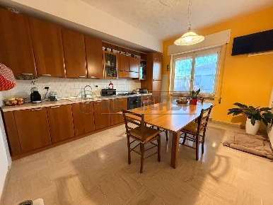 Foto Appartamento in zona valle, Montecchio Maggiore di 95 m² con 5 locali