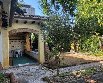 Foto Villa unifamiliare in Via Campo di Carne, Ardea di 78 m² con 6 locali