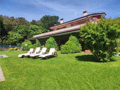 Foto Villa unifamiliare a Sarzana di 590 m² con 15 locali in vendita