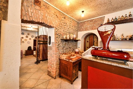 Foto Attività commerciale a Cassina Rizzardi di 390 m² con 10 locali