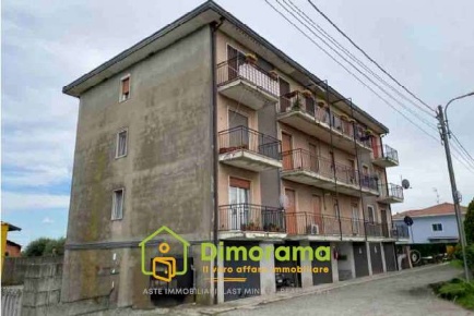 Foto Appartamento in Via Boniperti 65, Momo Centro di 66 m² con 35 locali