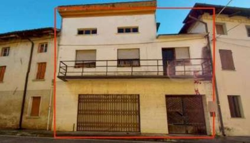 Foto Appartamento in Via Cavour, Talmassons Centro di 144 m² con 4 locali