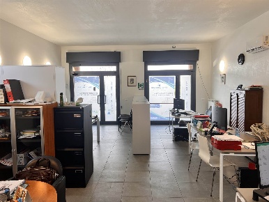 Foto Negozio in Via Lardirago  snc, Sant'Alessio con Vialone Centro