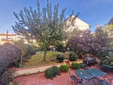 Foto Appartamento a Firenze Campo di Marte di 200 m² con 10 locali