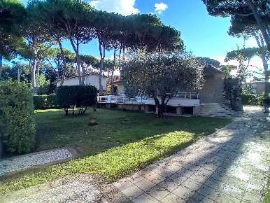 Foto Villa unifamiliare a Camaiore Lido di Camaiore di 191 m² con 8 locali