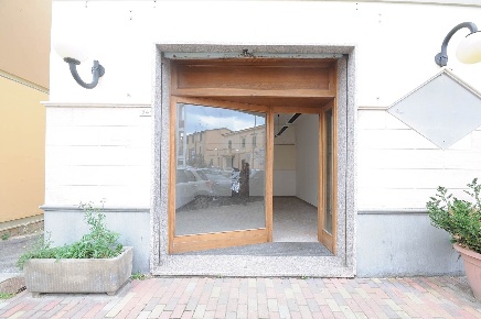 Foto Attività commerciale a San Vincenzo Centro di 32 m² con 2 locali
