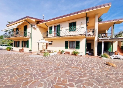 Foto Villa unifamiliare in via Micheloni, Montecarlo di 380 m² in vendita