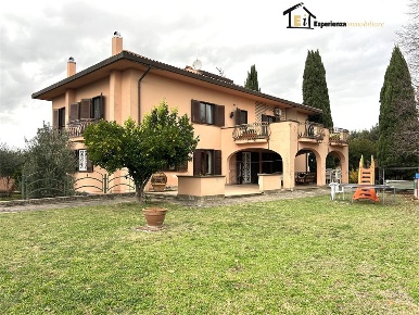 Foto Villa unifamiliare in Vocabolo Spiazzetta, Calvi dell'Umbria di 675 m²